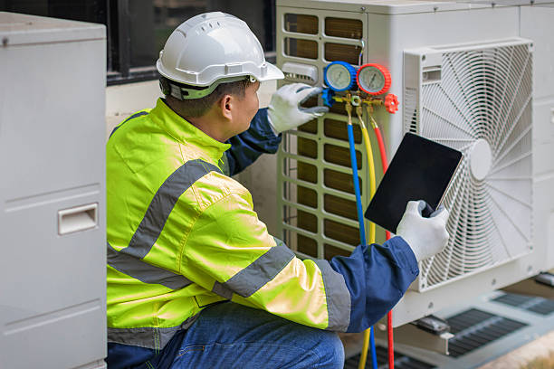 Professional Heat Pump Repair technician working in Summer Shade, KY